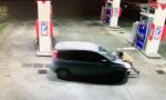 Rapina shock al benzinaio: trascinata fuori dall’auto e investita VIDEO