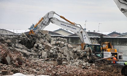 Area ex Belloli, iniziate le opere di abbattimento FOTO