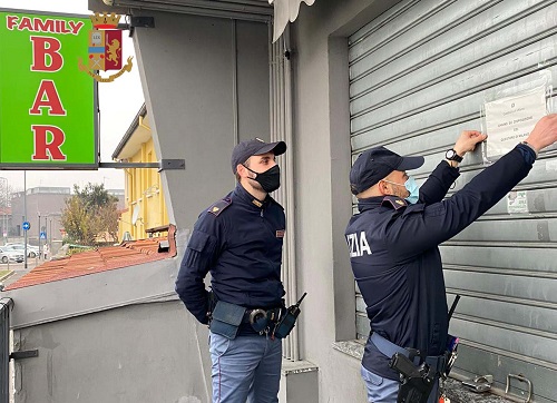 Il Questore di Milano revoca la licenza a un bar: nascosti nel retro diversi tipi di droga