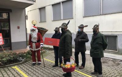 Gli Alpini diventano elfi e guidano Babbo Natale a consegnare regali FOTO e VIDEO