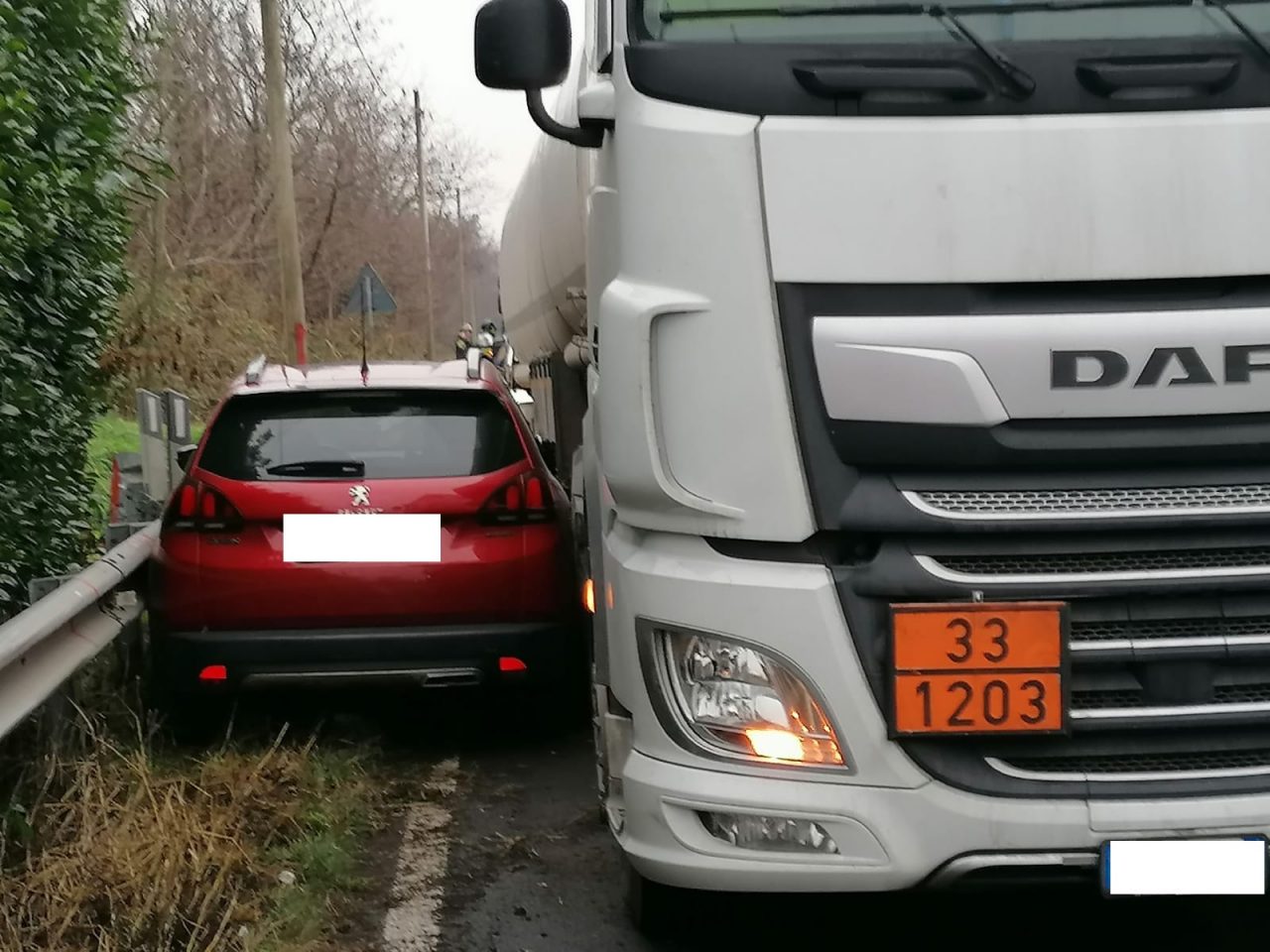 Anziano si addormenta mentre guida, conducente del Tir evita la tragedia  FOTO