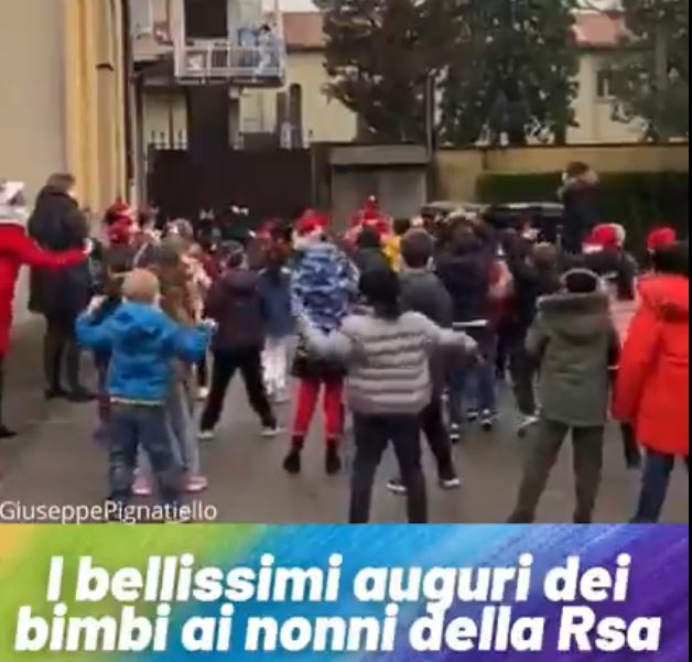 Canto di Natale a Castano: gli auguri dei bimbi ai nonni