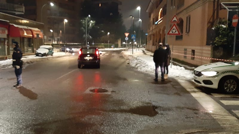 Dispersione di corrente da un tombino: cagnolino muore sul colpo
