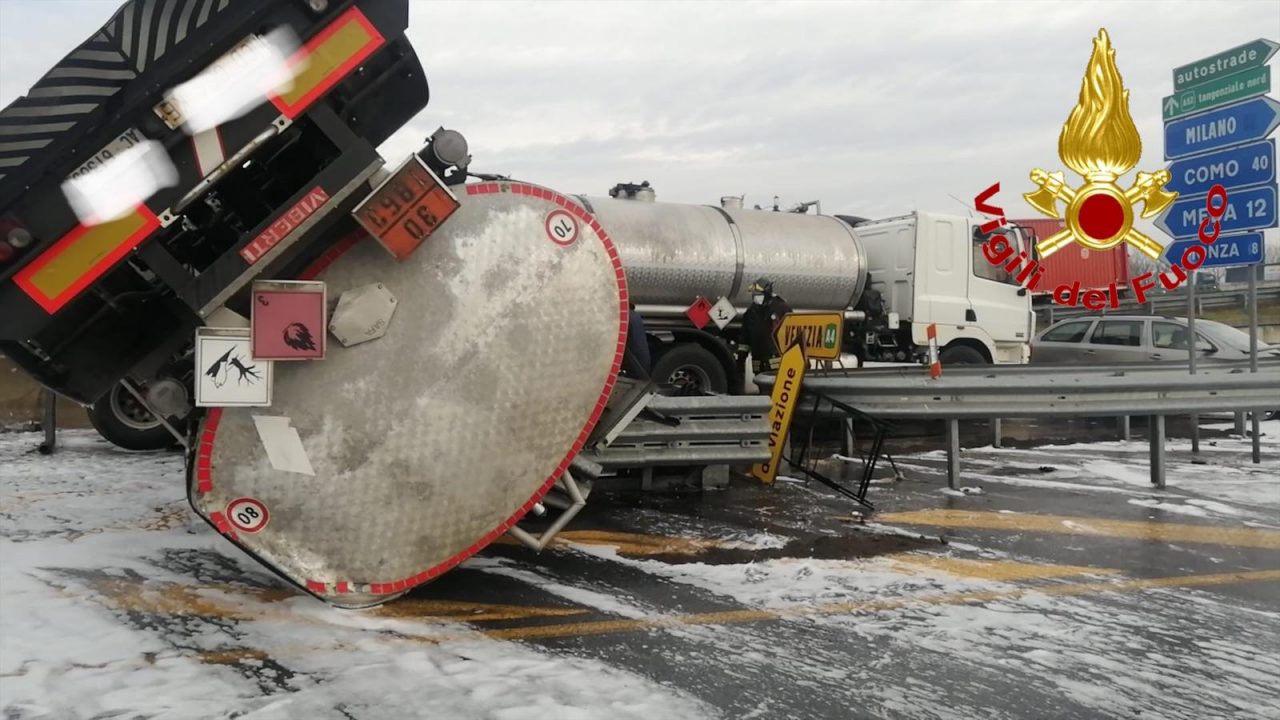 Cisterna di gasolio si ribalta sulla Rho-Monza: c’è un ferito