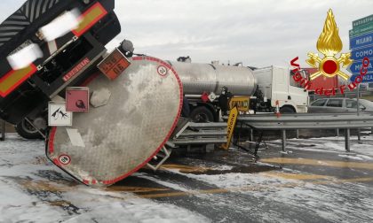 Cisterna di gasolio si ribalta sulla Rho-Monza: c'è un ferito