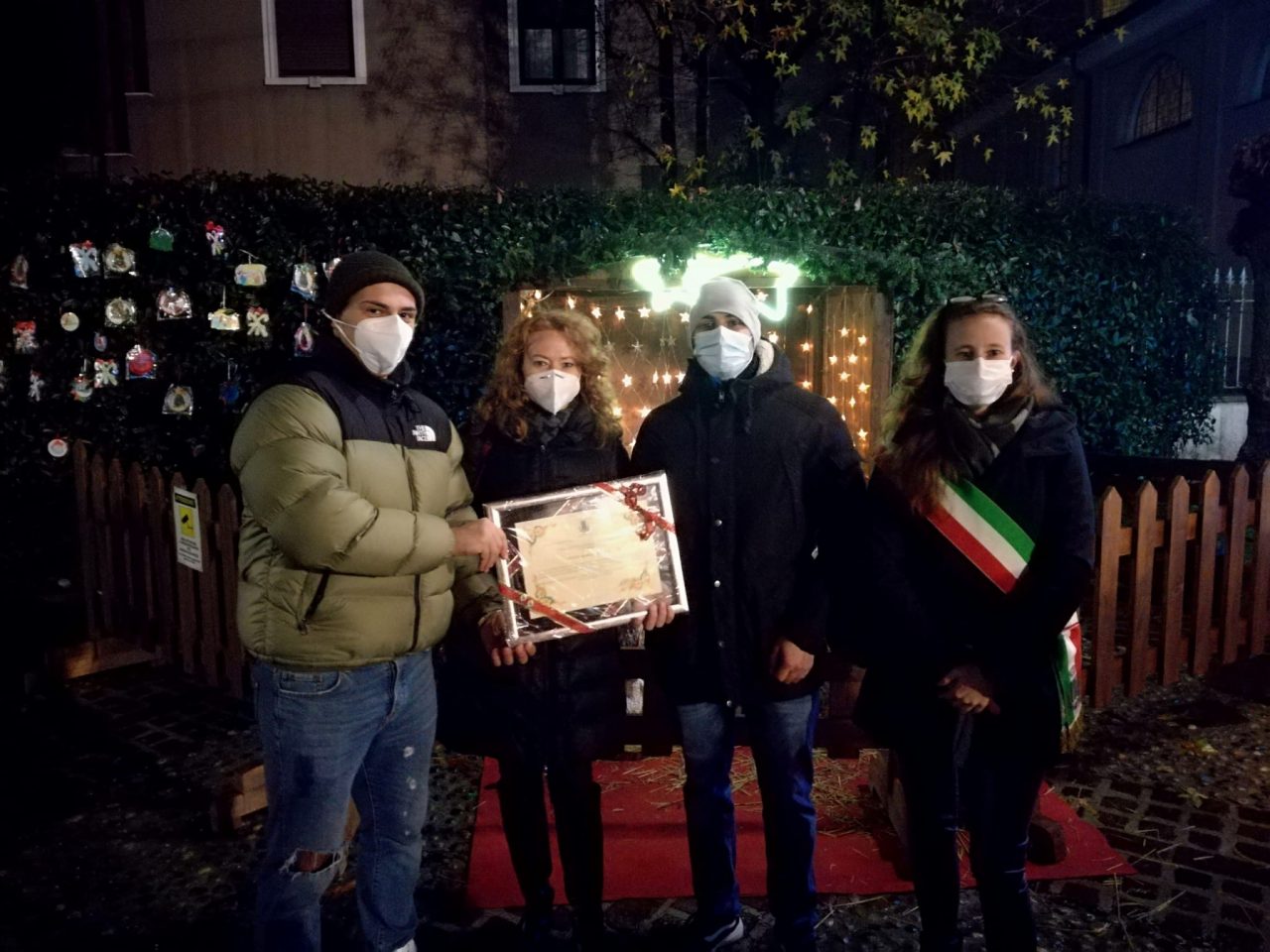 Hanno salvato la vita a un uomo, premiati dal sindaco