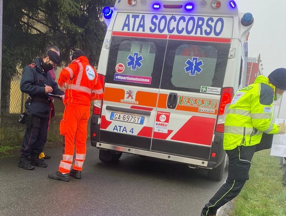 Donna cade nel Naviglio, il capogruppo la afferra e la salva