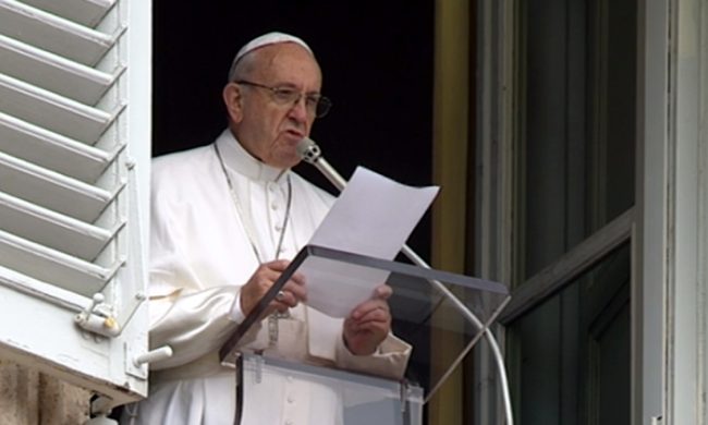 Notte di Natale, anche il Papa anticipa la Messa