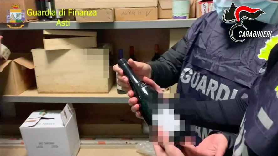 Scoperte 54mila bottiglie di vino pregiato contraffatto per un valore di quai 1 milione di euro VIDEO