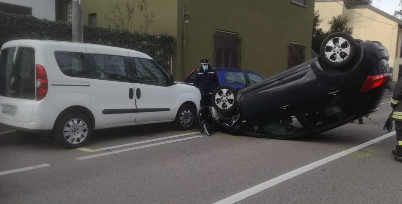 nerviano auto ribaltata via lazzaretto