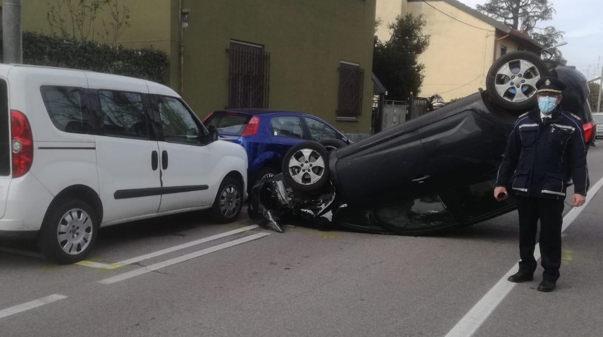 Auto si ribalta e finisce contro due auto in sosta FOTO
