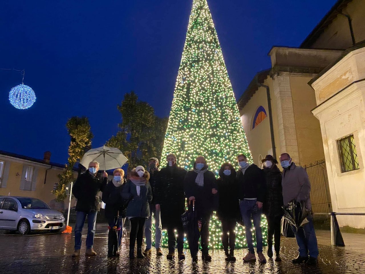 Acceso albero di Natale e luminarie come segno di speranza FOTO