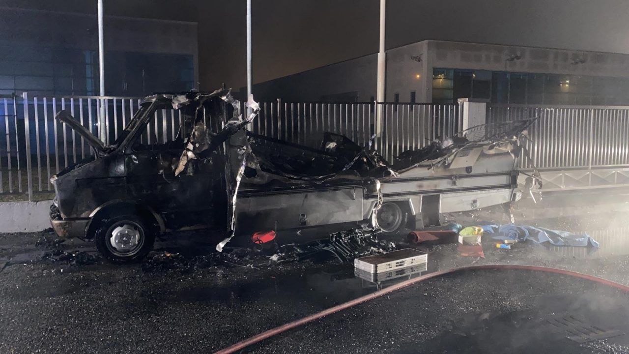castano camper incendiato via del lavoro