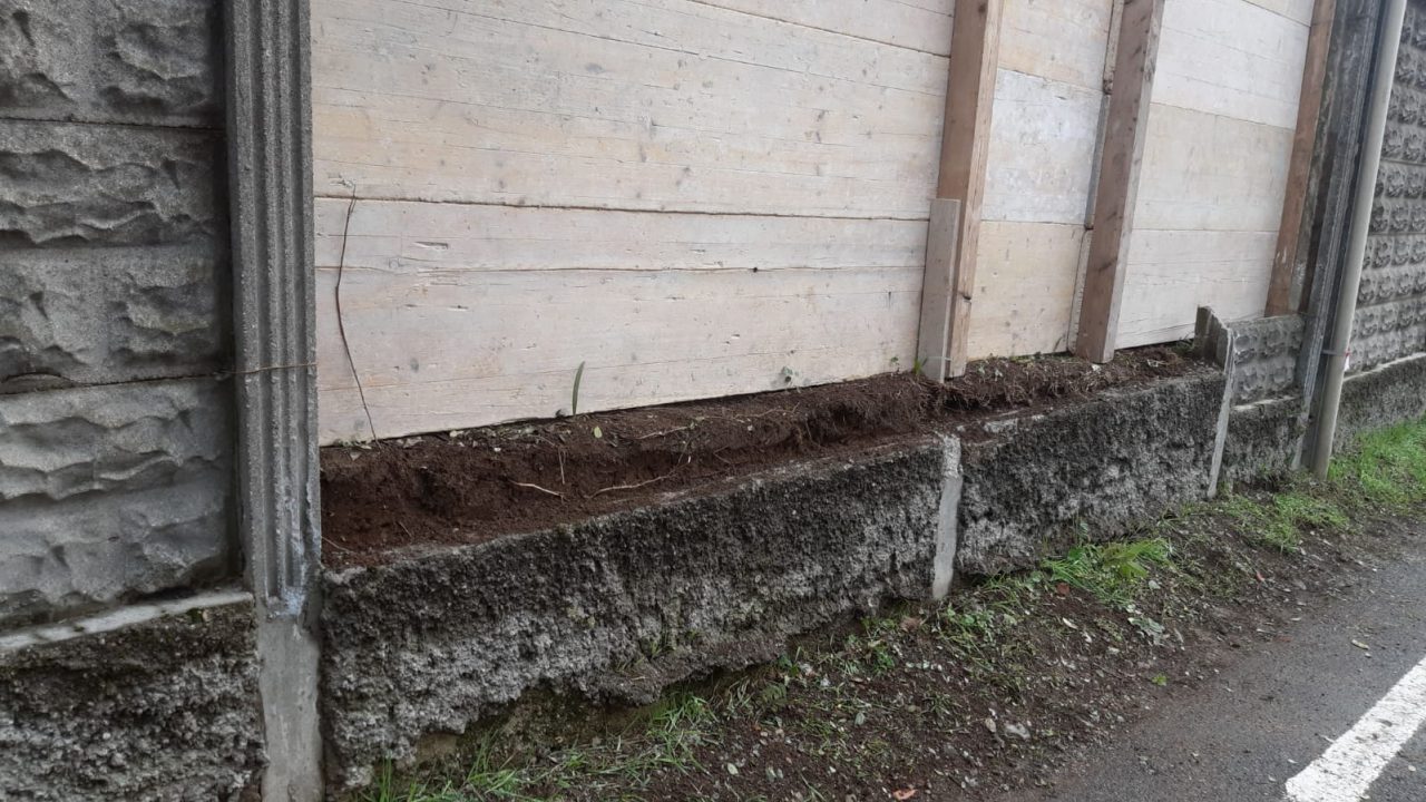 Sfonda muro di cinta e resta incastrato