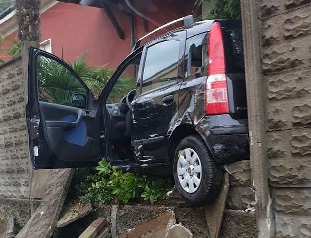 Sfonda muro di cinta e resta incastrato FOTO