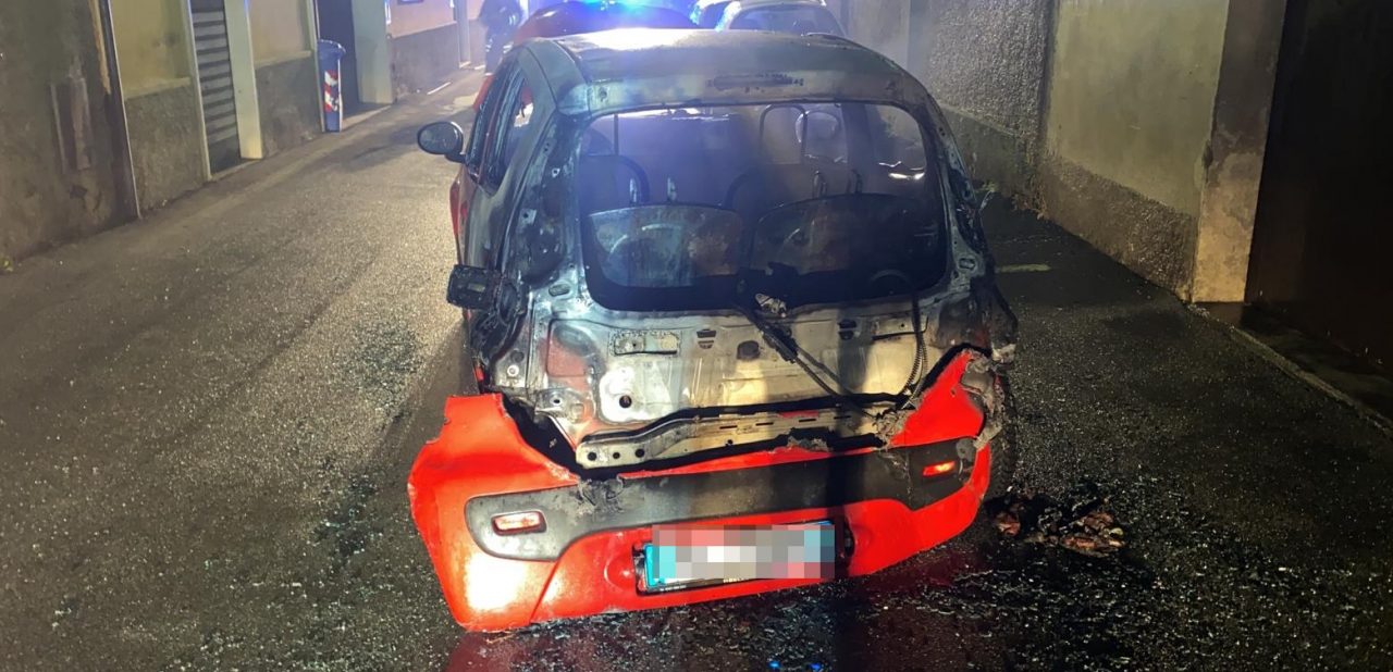 Auto in fiamme in via Collodi e la vettura… si sposta da sola FOTO