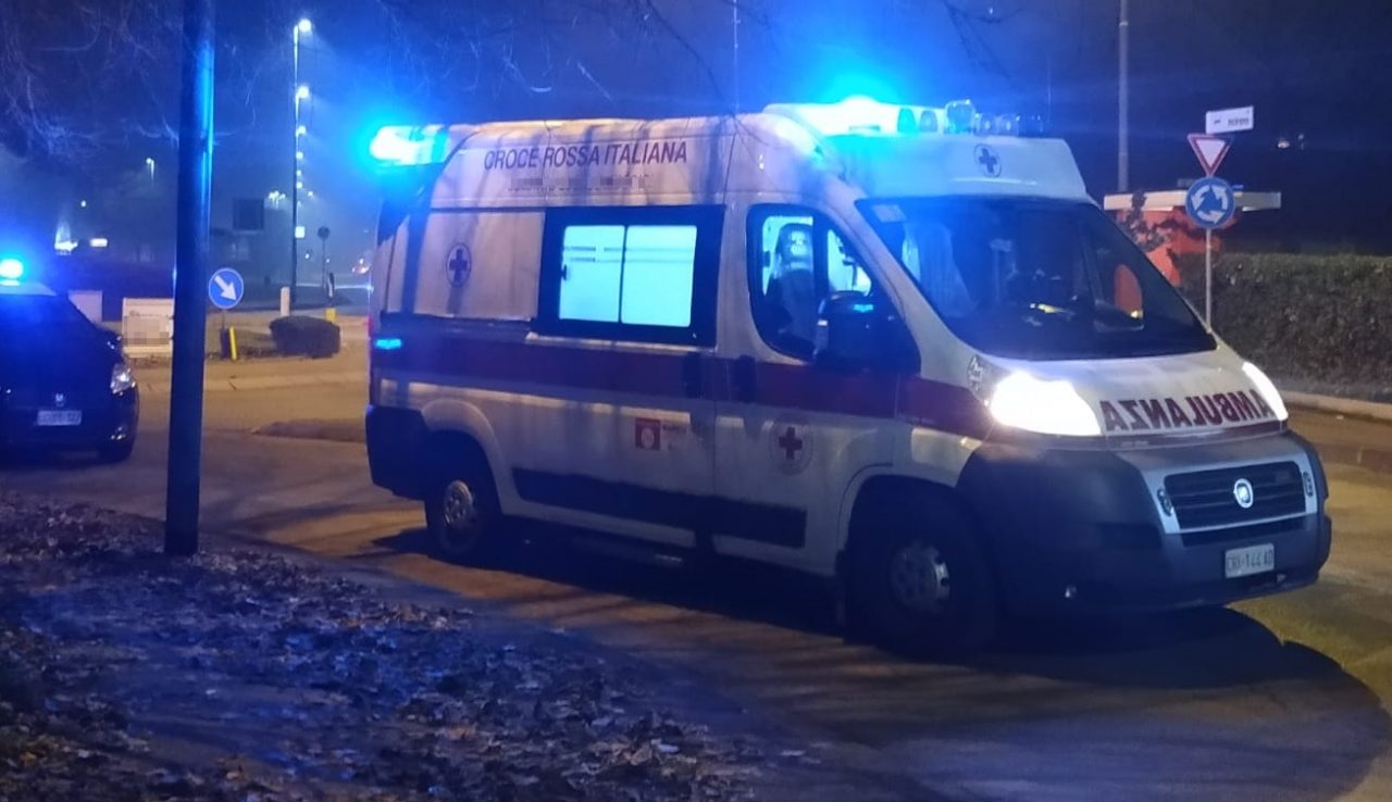 Lite per futili motivi finisce con due persone in ospedale colpite da una bottiglia