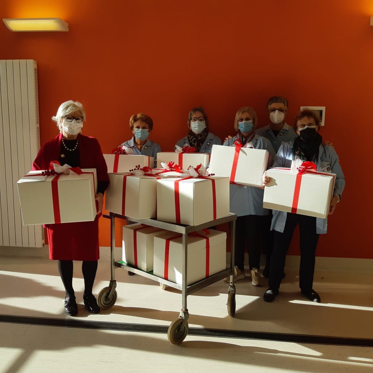 Acvo, un dolce “grazie” ai medici e infermieri dell’ospedale di Legnano