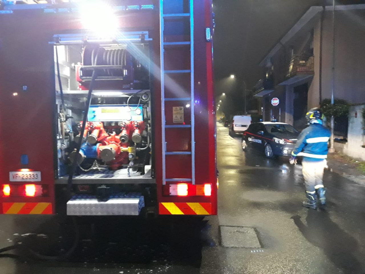 Due auto prendono fuoco nel cortile: paura in via Filiberto FOTO