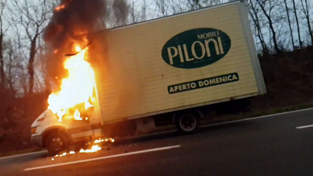 Furgone in fiamme mentre viaggia, paura in via Milano FOTO