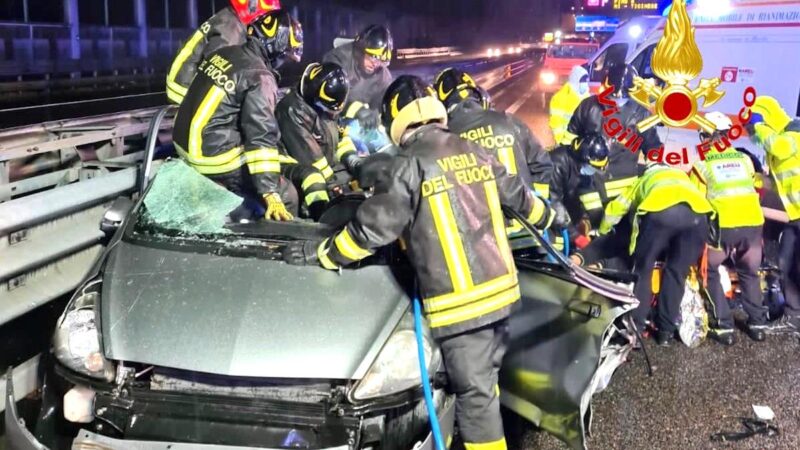 Gravissimo incidente sulla Tangenziale: coinvolta una famiglia, morta una donna FOTO