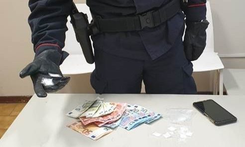 Beccato mentre spaccia in macchina: arrestato