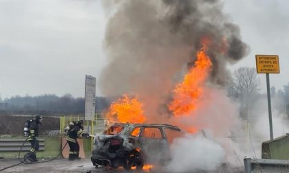 Auto a fuoco, paura a Lainate FOTO