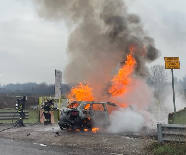Auto a fuoco, paura a Lainate FOTO