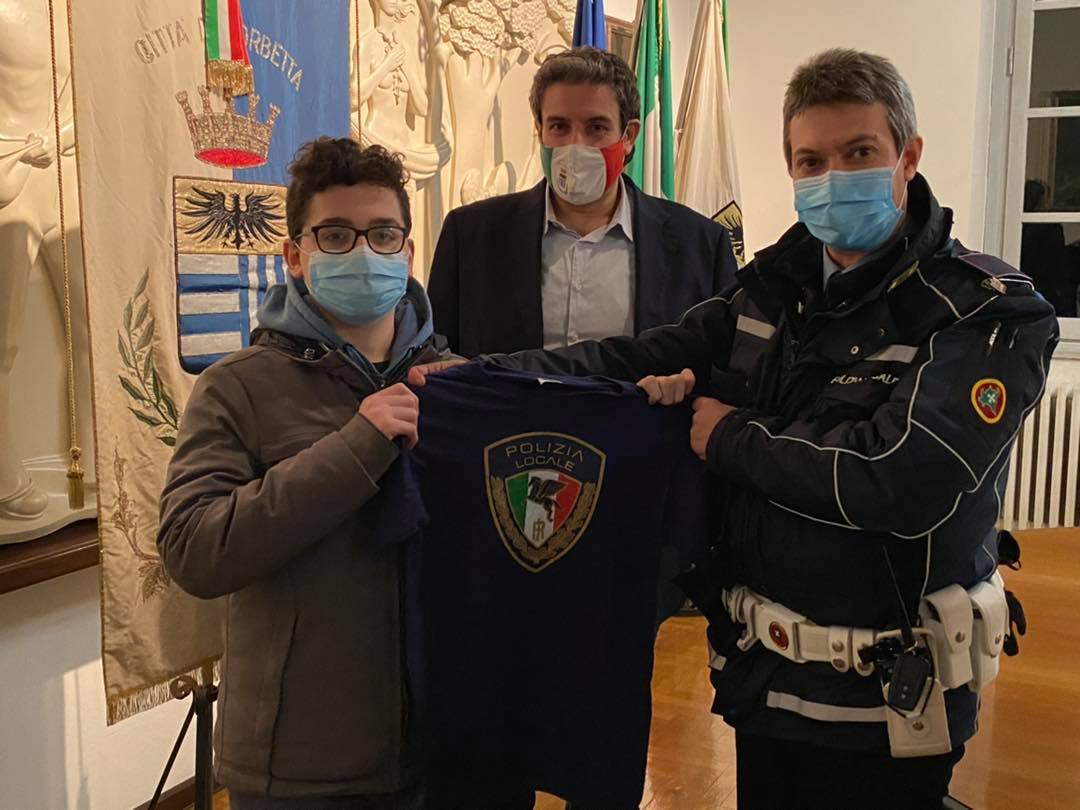 Si rompe il braccio in un incidente, il vigile gli fa un sorpresa