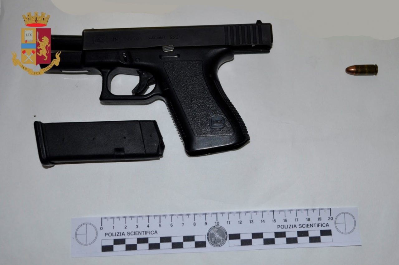 Rapinarono una guardia giurata della pistola d’ordinanza, preso il terzo complice