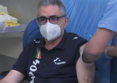 Vaccino Covid, Pregliasco tra i primi a vaccinarsi: “Sto bene”