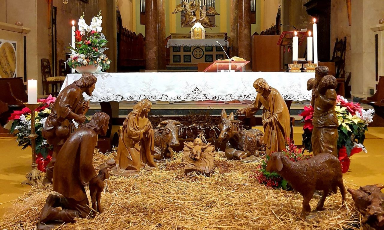 L’altare si “trasforma” in presepe: capolavoro nella chiesa parrocchiale