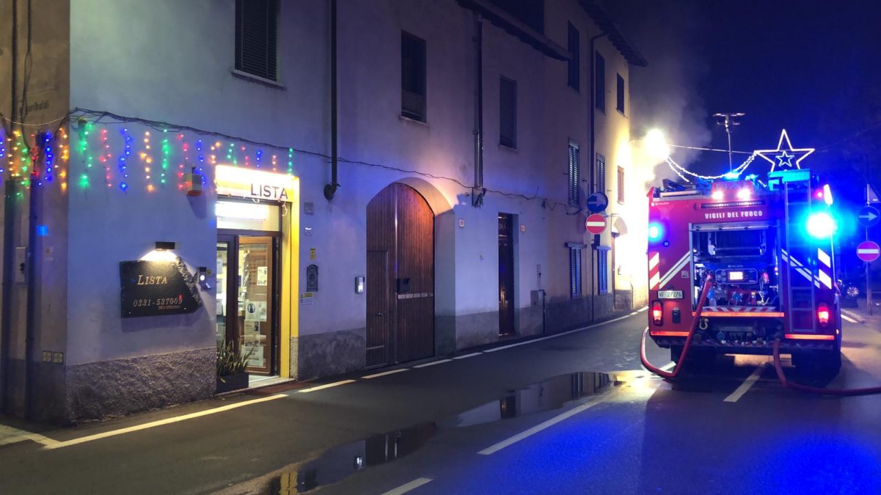 Casa a fuoco, arrivano i pompieri