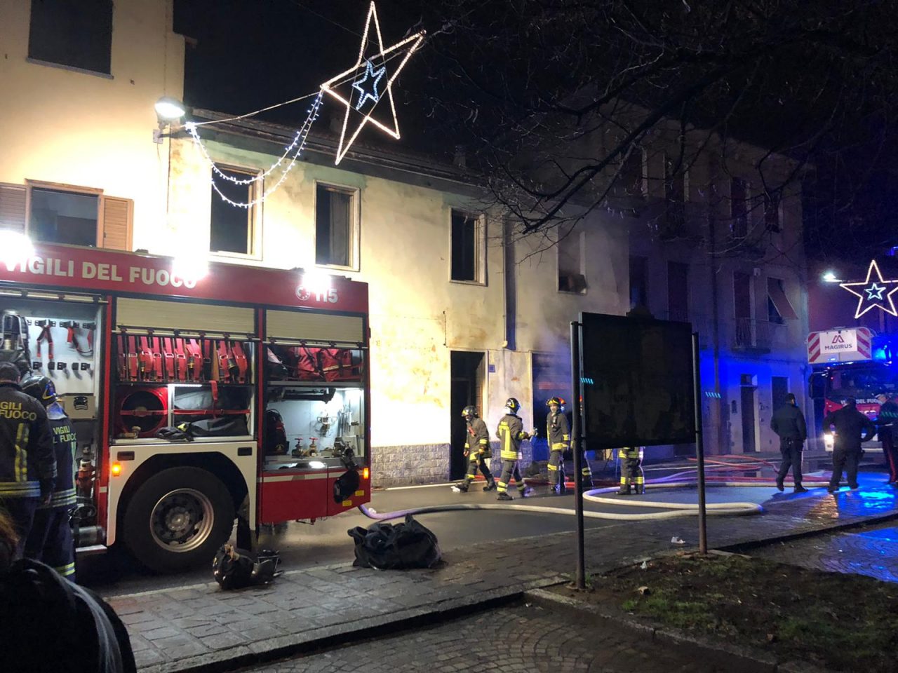 Casa a fuoco, arrivano i pompieri FOTO