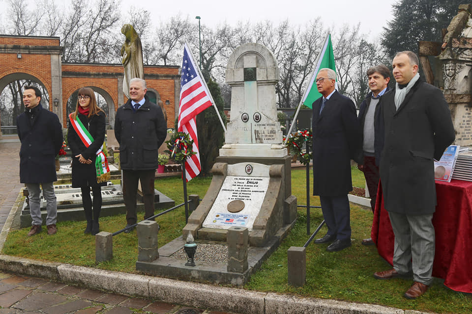 La Gold star posta sulla tomba della famiglia Rolla