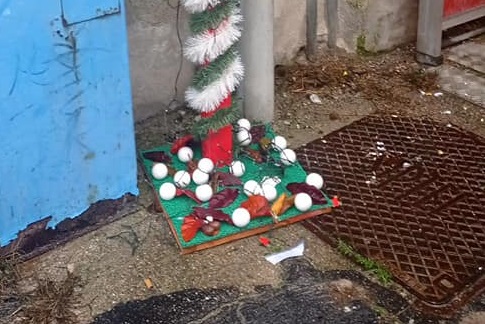 Rubato l’albero di Natale e le ghirlande dei commercianti