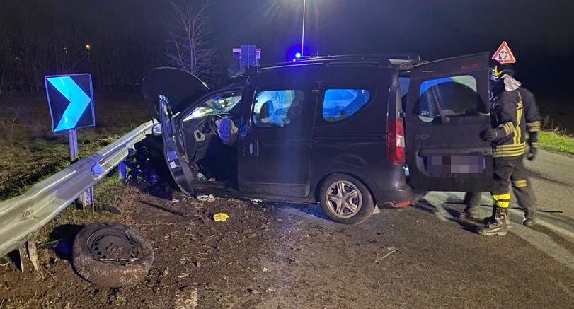 si ribalta con l'auto la sera di natale
