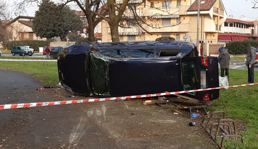 Auto si ribalta in via Spluga, uomo in ospedale