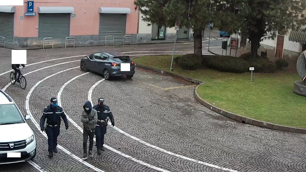 Urina sul monumento alla Resistenza: multato