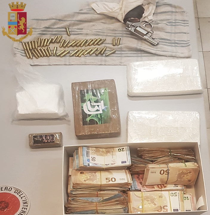 Arrestate due persone e sequestrati 3,7 chili di cocaina, 120mila euro nella scatola delle scarpe e due pistole