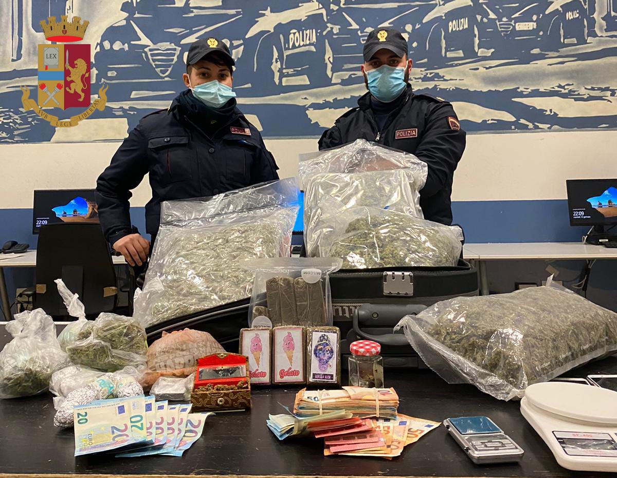 Vuole comprare oltre 5mila euro di stupefacenti. In manette lo spacciatore: aveva oltre 5 chili di droga