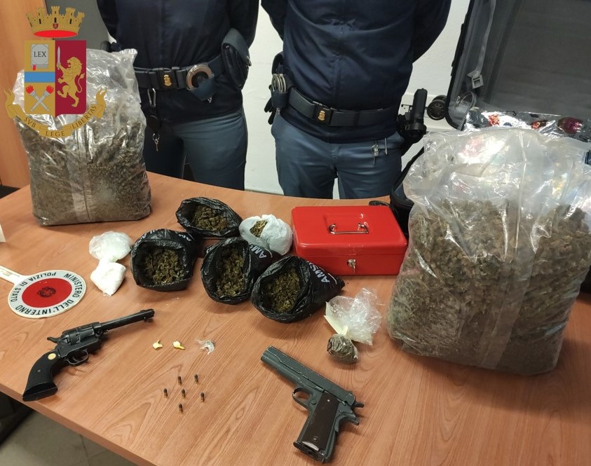 Sequestrati quasi tre chili di droga e armi