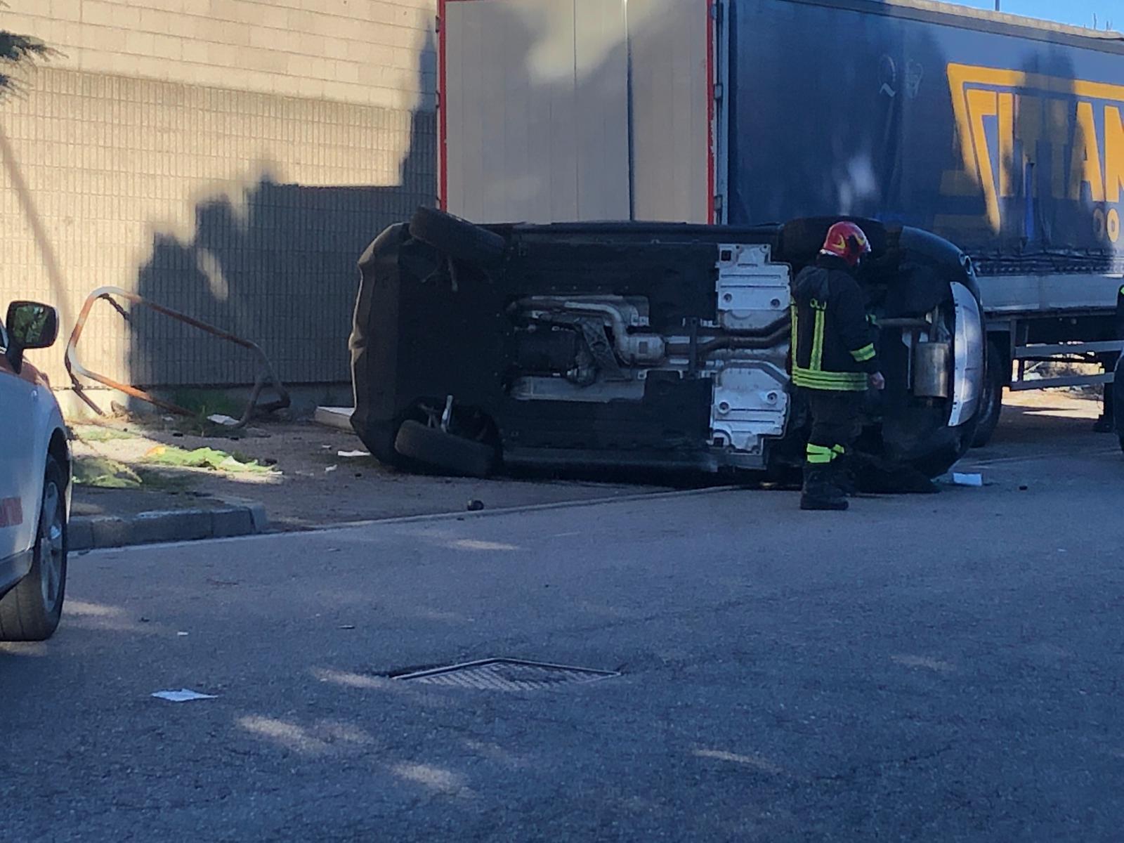 incidente ribaltamento auto furgoncino Rho