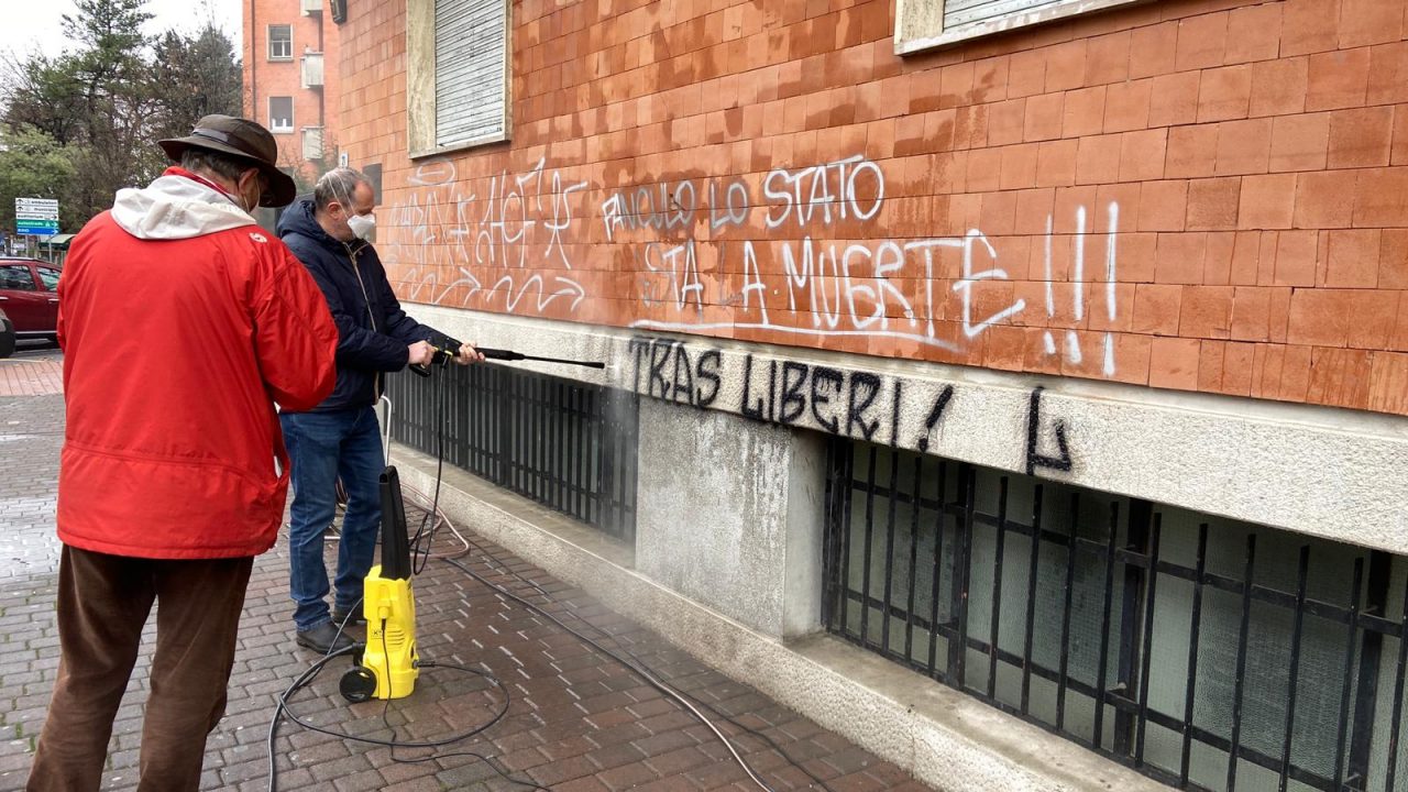 Scritte  di matrice fascista sui muri: un gruppo di cittadini le ripulisce