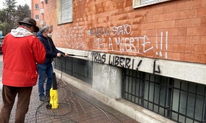 Scritte  di matrice fascista sui muri: un gruppo di cittadini le ripulisce