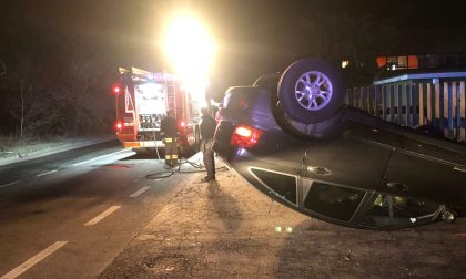 Le foto dell'auto ribaltata dopo il rocambolesco incidente