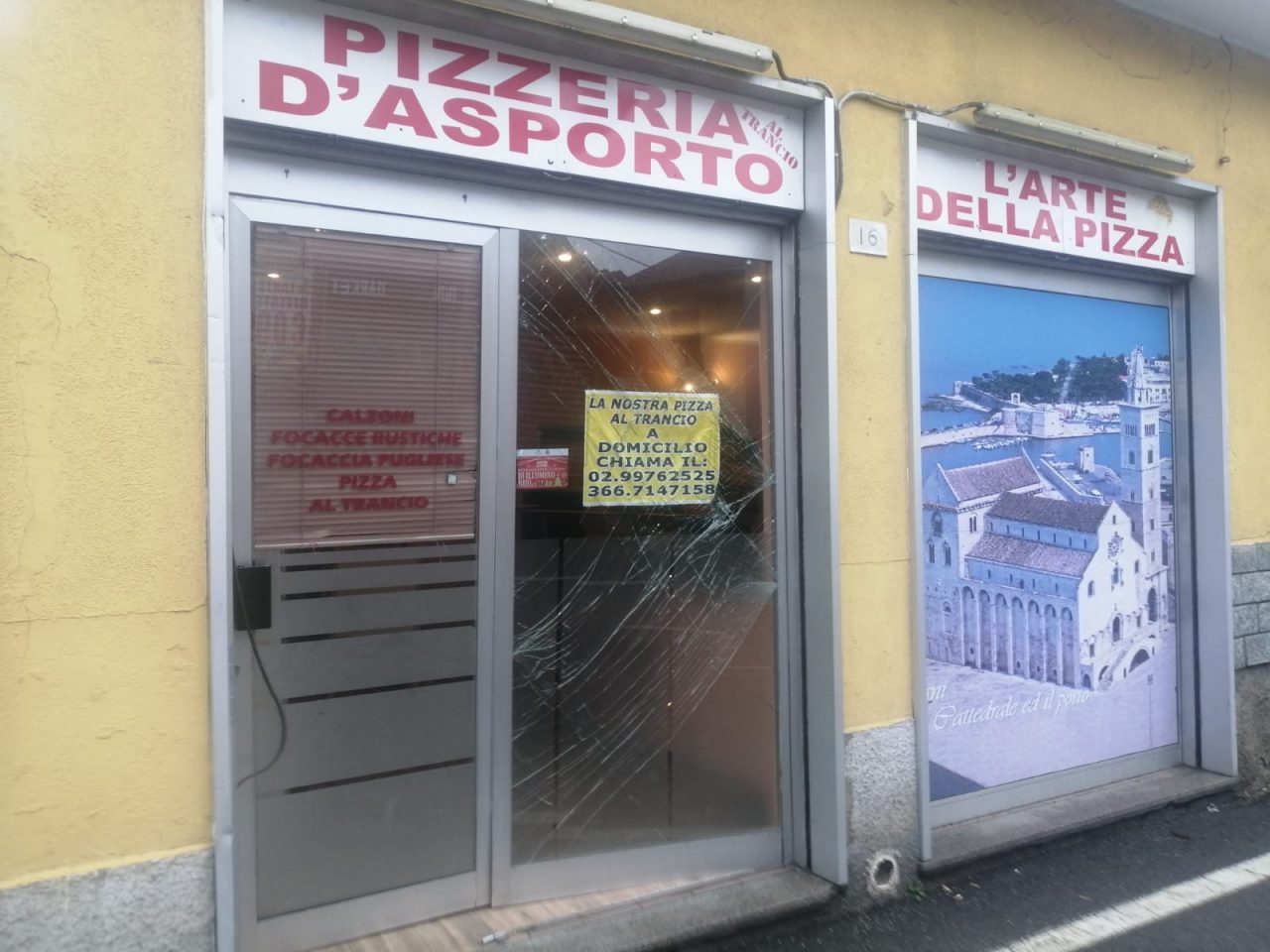 Spaccata in pizzeria… ma rubano solo 8 euro FOTO