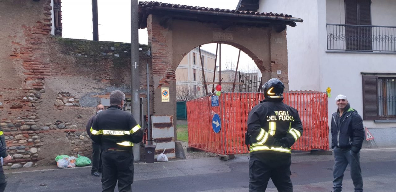 Cadono mattoni in strada dal portale di una corte: strada chiusa