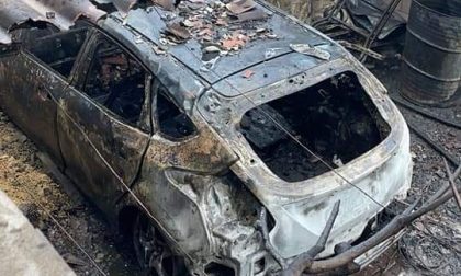 Le foto dell'auto in fiamme in un box