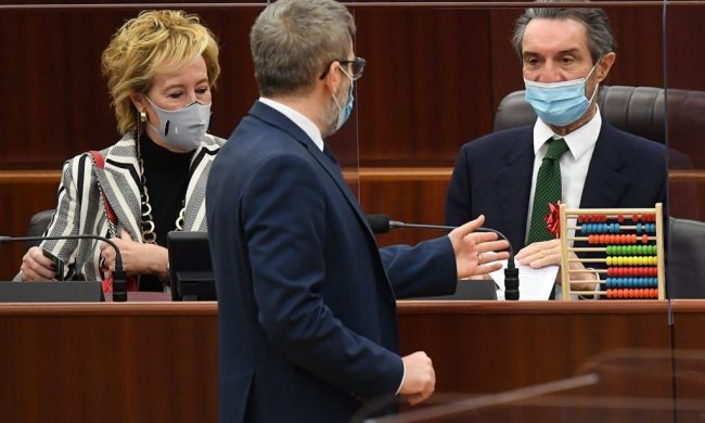 Lombardia zona rossa, donato un pallottoliere a Fontana